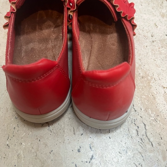 Earth Origins “Ellis” Red Ruffle Slip On Loafers NEW Women’s Size 10 - Picture 3 of 7